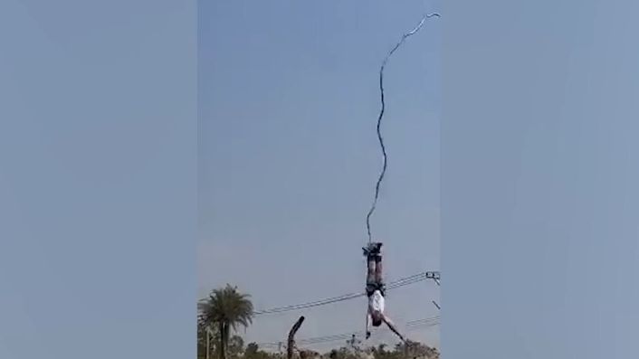 Video malého zázraku: Muži se při bungee jumpingu utrhlo lano. Přežil